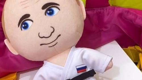 Участни:цам также дарили игрушечного Путина