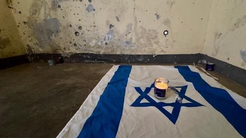 Внутри бомбоубежища в котором ХАМАС убили израильтян:ок. На стенах — следы от пуль.