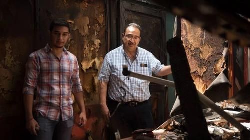 Директор радиостанции Анибаль Торуньо и его сын в сгоревшем помещении Радио Дарио.